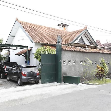 Reddoorz Near Adisucipto Airport Hotel Yogyakarta Exterior photo